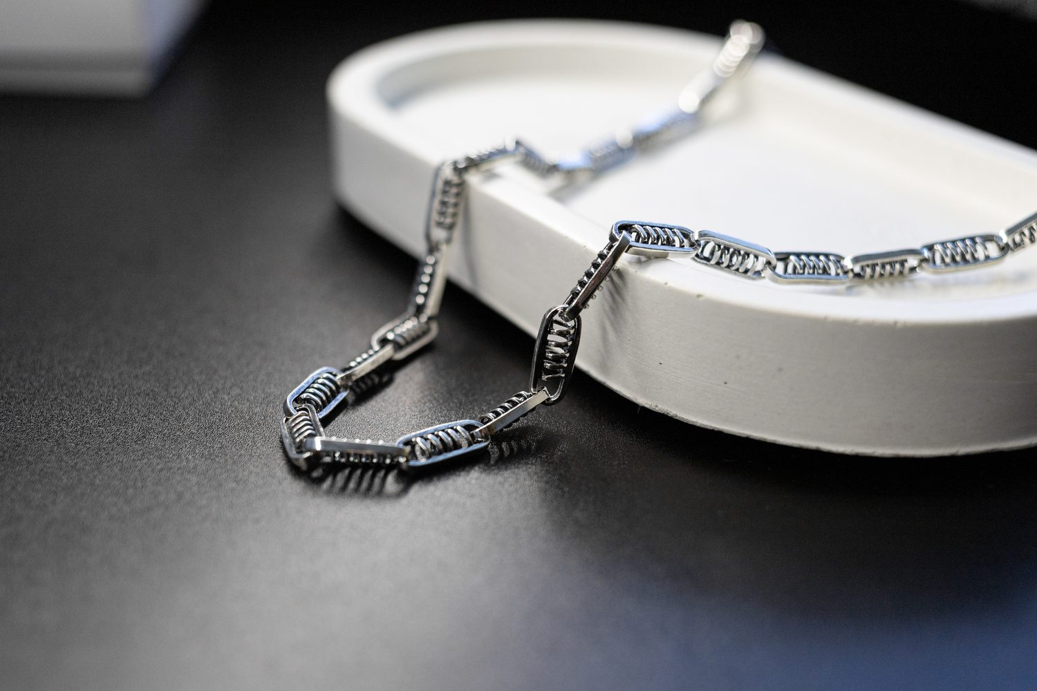 Bracelets et bagues en argent 925 et en acier inoxydable présentés côte à côte.