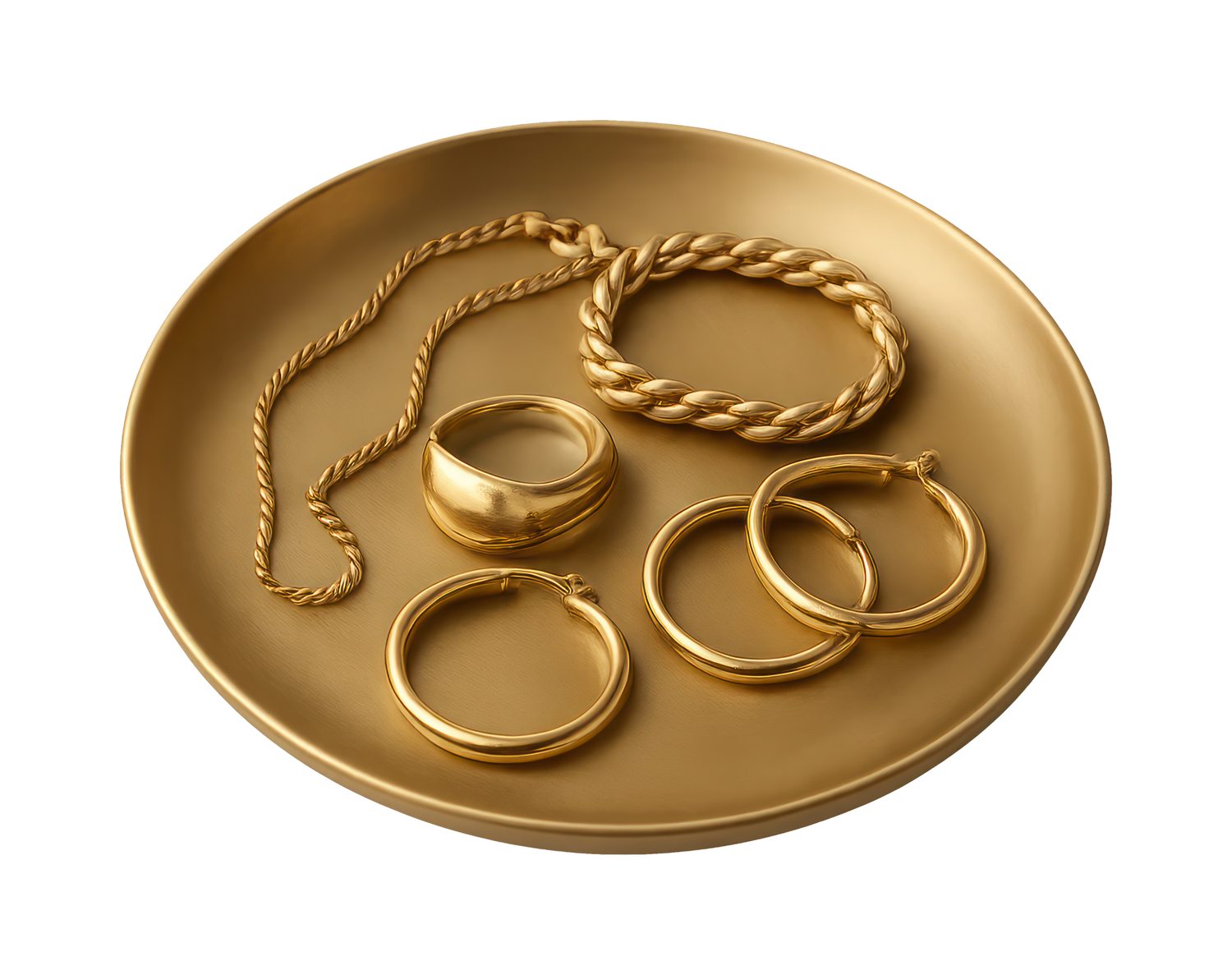 Des bijoux dorés, notamment des chaînes et des bracelets, sont disposés sur un plateau de présentation.