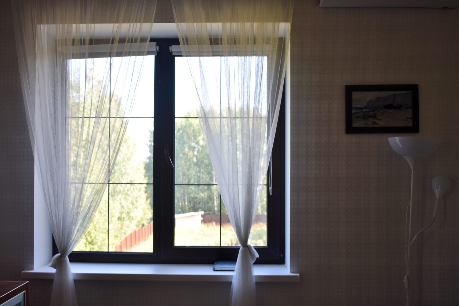 Rideaux thermiques épais installés devant une fenêtre mal isolée pour limiter les courants d’air.