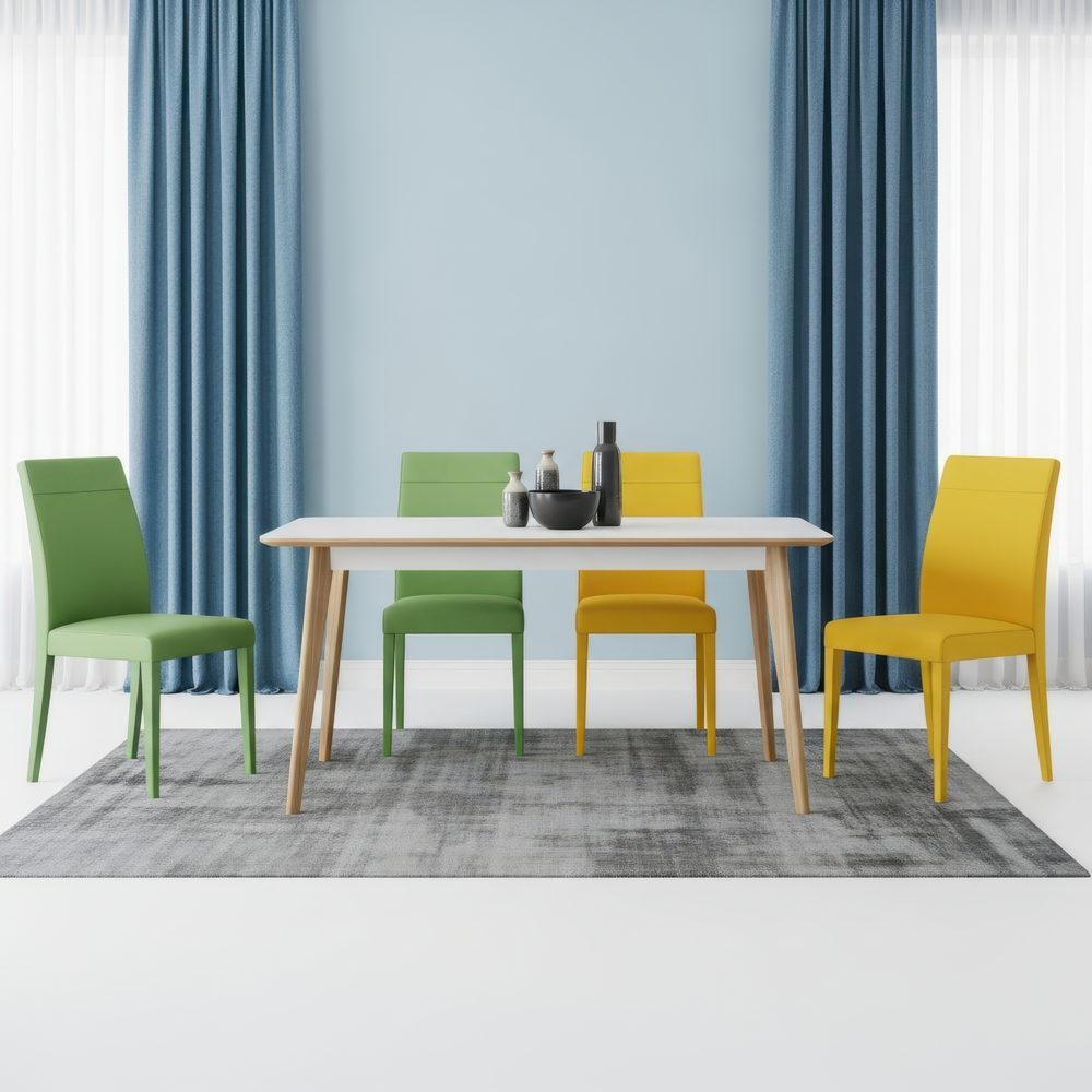 Vue d’une salle à manger avec un tapis adapté aux dimensions de la table et des chaises.
