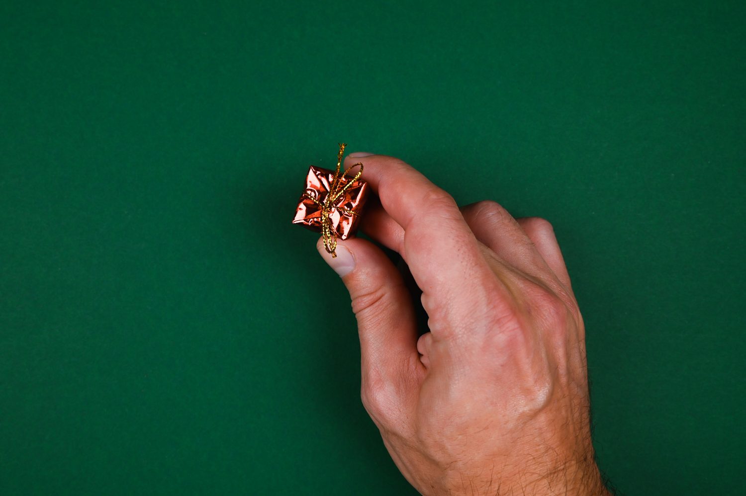 Doigt portant une bague en cuivre laissant une trace verte sur la peau.