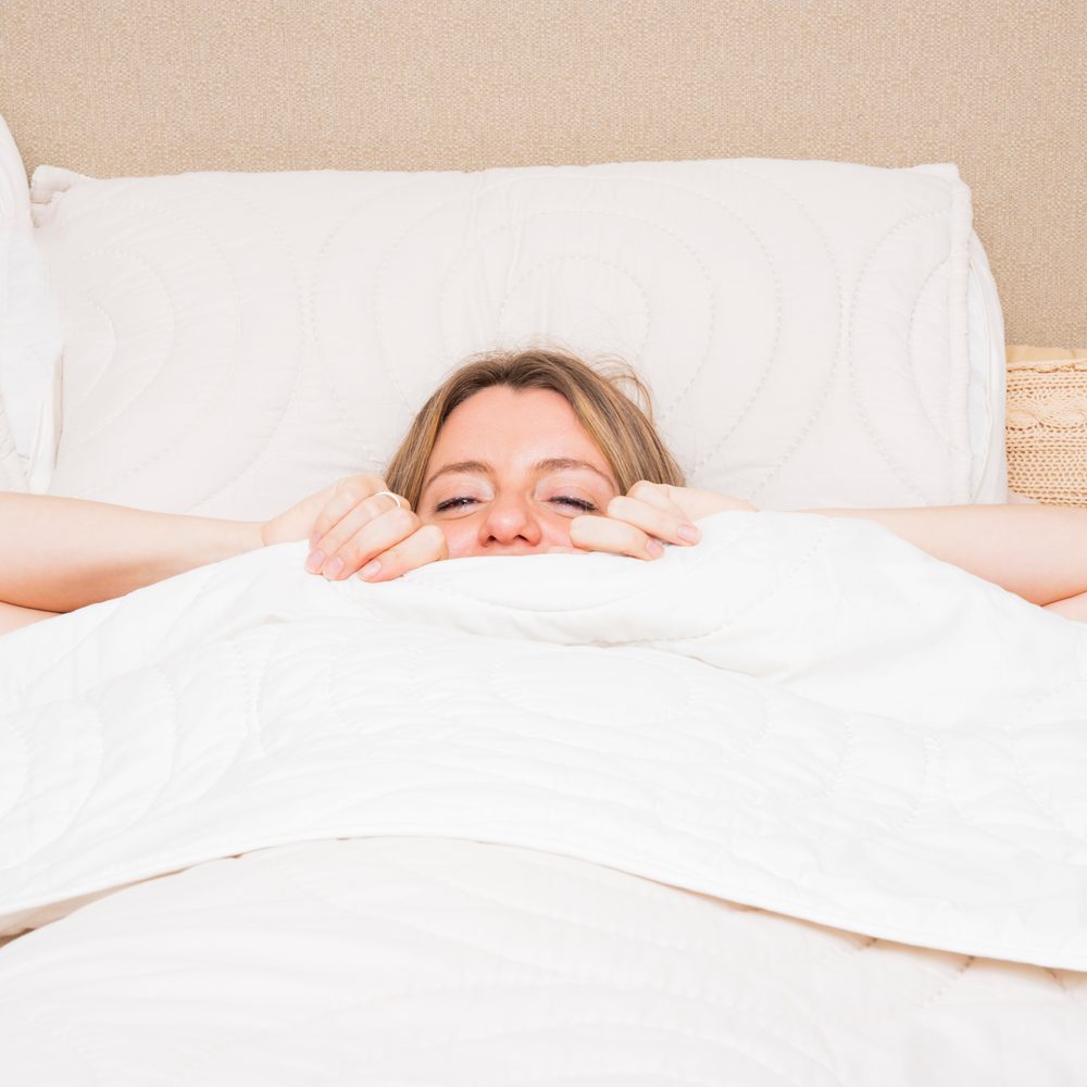 Couette confortable sur un lit de chambre à température tempérée