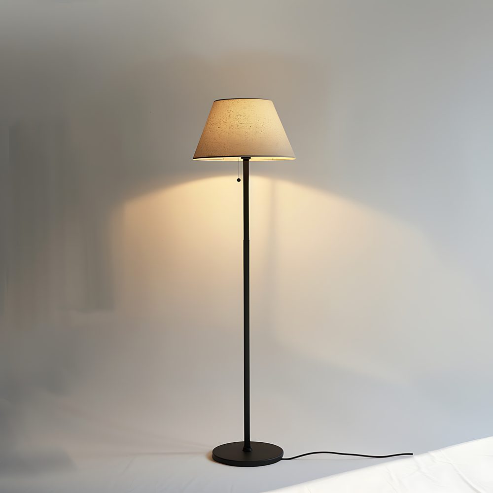 Éclairage chaleureux d’un salon composé de plusieurs lampes sur pied et lampes de table.