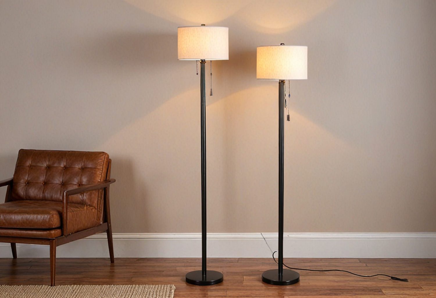 Salon aménagé sans plafonnier avec un lampadaire près du canapé et une lampe posée sur une table d’appoint.