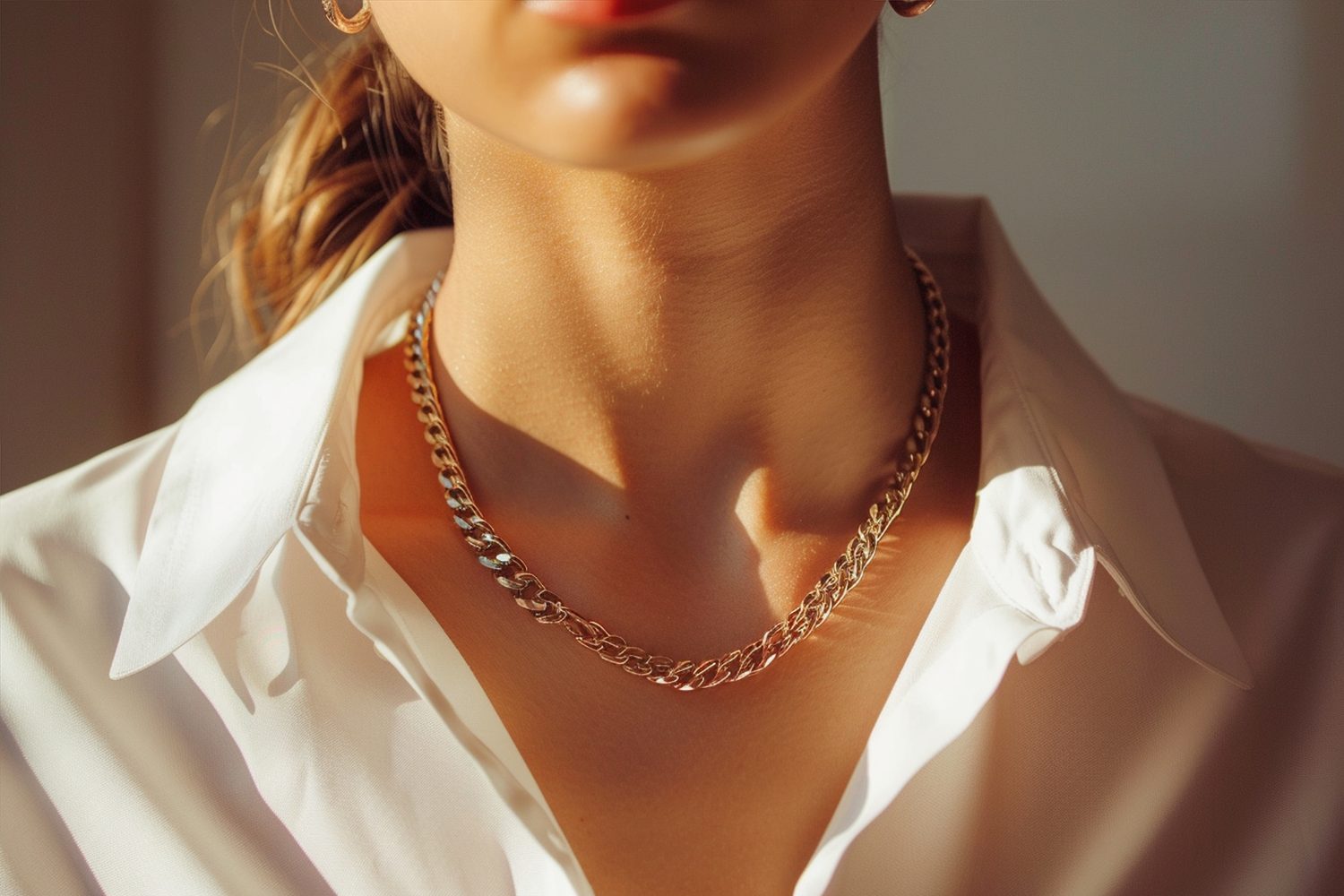 Femme ajustant la longueur de ses colliers devant un miroir avec plusieurs décolletés.