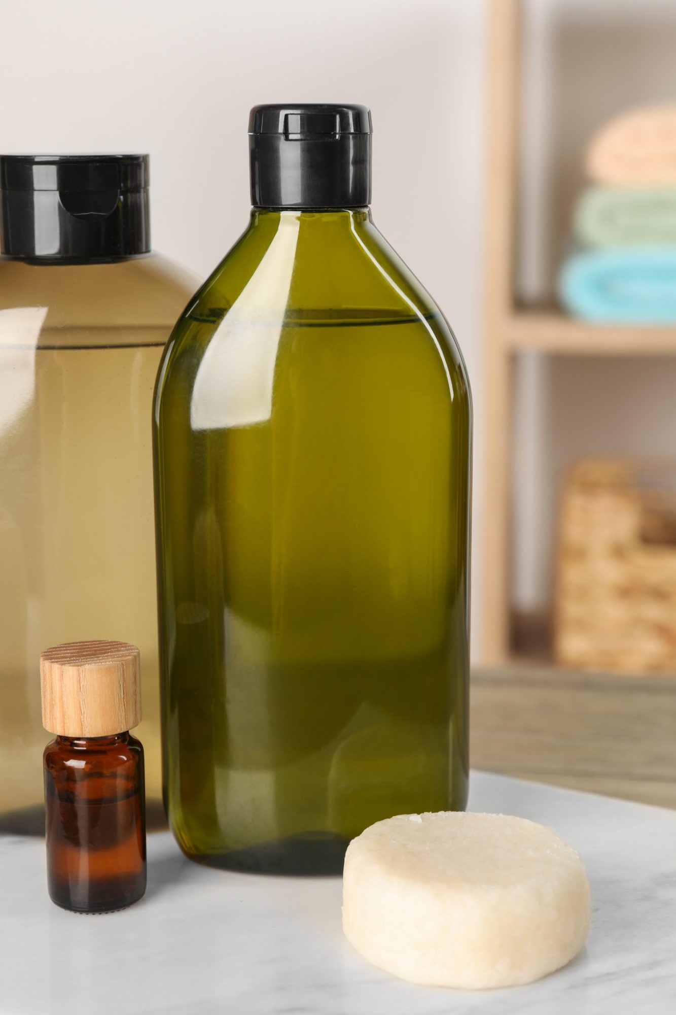 Shampoing solide et shampoing liquide présentés côte à côte dans une salle de bains.