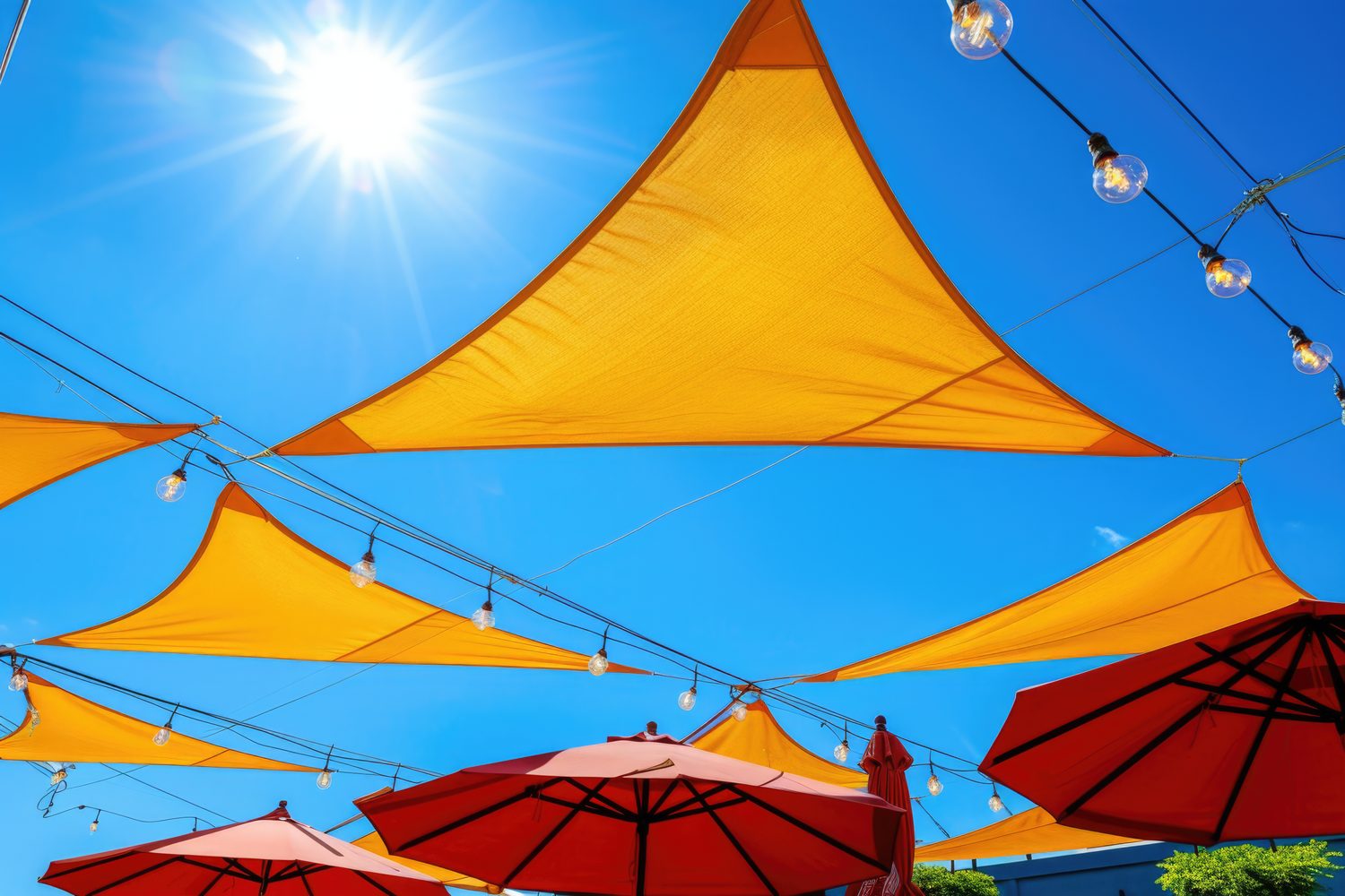 Terrasse aménagée avec une toile d’ombrage et un parasol déporté pour comparer les deux solutions.